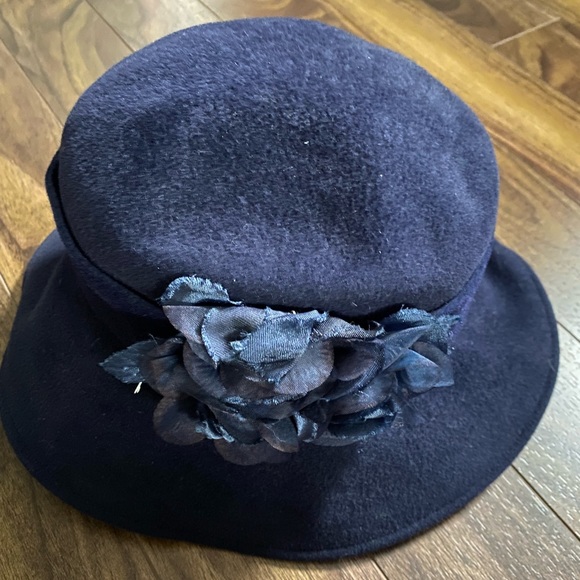 velvet hat - Picture 1 of 3